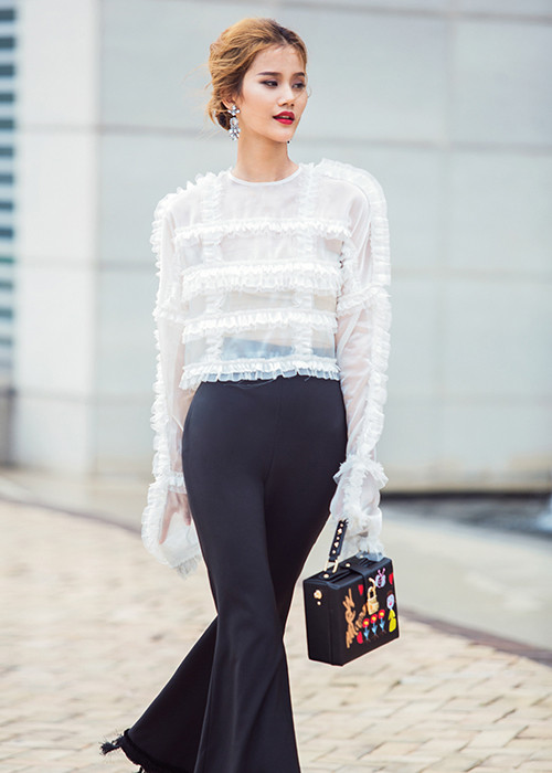 Được biết, sắp tới, Hương Ly sẽ được định hướng làm việc tại thị trường thời trang Singapore cùng với quán quân Vietnam’s Next Top Model 2014 Nguyễn Oanh.