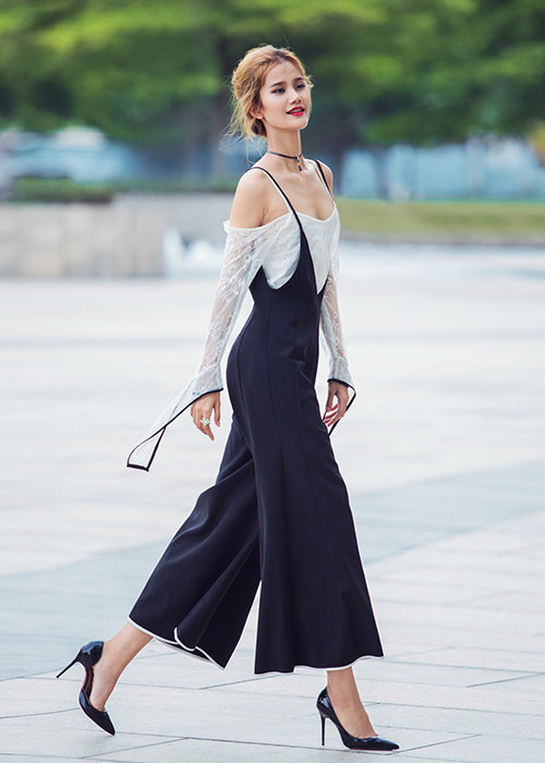 Quán quân Vietnam’s Next Top Model 2015 khéo kheo chân dài miên man với mốt quần loe.