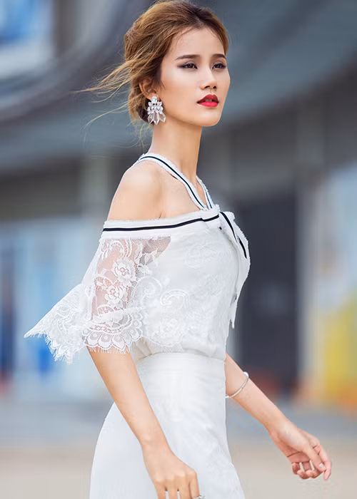 Trong bộ ảnh thời trang dạo phố Sài Gòn vừa được thực hiện, quán quân Hương Ly một lần nữa khẳng định hình ảnh mà mình đang xây dựng.