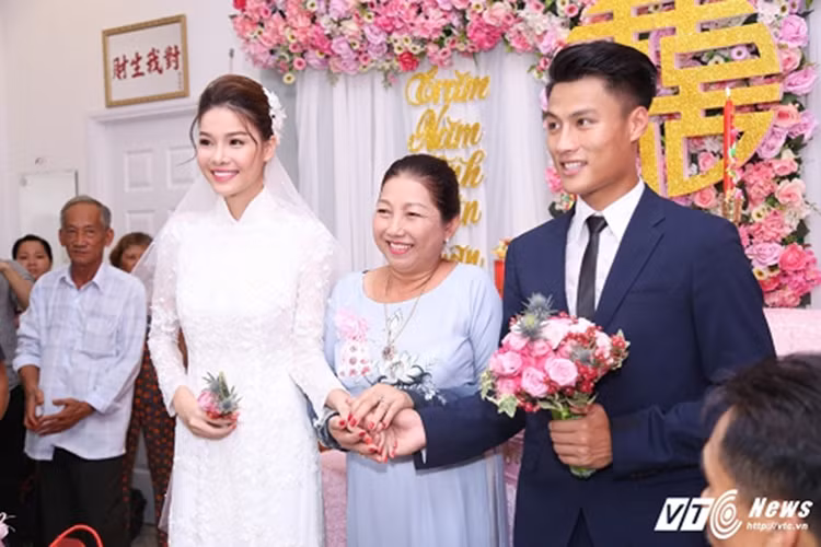 Được biết, sáng sớm ngày hôm nay, nam cầu thủ mới đáp chuyến bay từ Hà Nội về TP HCM rồi được đưa đến Sóc Trăng. (Ảnh: VTC News)