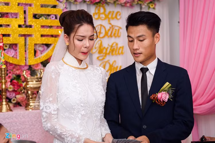 Kỳ Hân bật khóc trong đám hỏi khiến Mạc Hồng Quân liên tục phải vỗ về. (Ảnh: Zing)