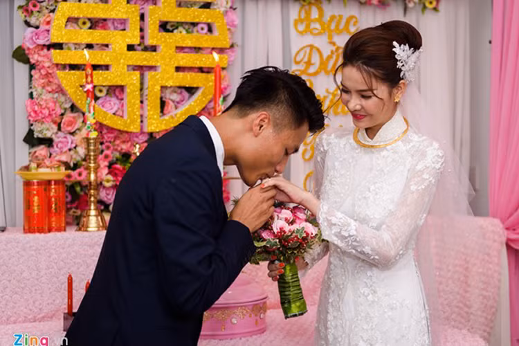 Sau khi trao nhẫn, Mạc Hồng Quân hôn tay Kỳ Hân để bày tỏ tình yêu với một nửa của mình. (Ảnh: Zing)