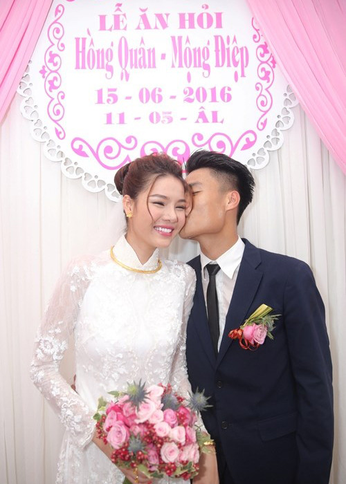 Kỳ Hân hạnh phúc đón nhận nụ hôn của hôn phu sau khi kết thúc lễ ăn hỏi. (Ảnh: Tiền phong)