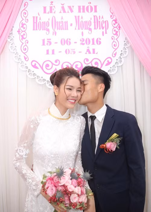 Kỳ Hân hạnh phúc đón nhận nụ hôn của hôn phu sau khi kết thúc lễ ăn hỏi. (Ảnh: Tiền phong)