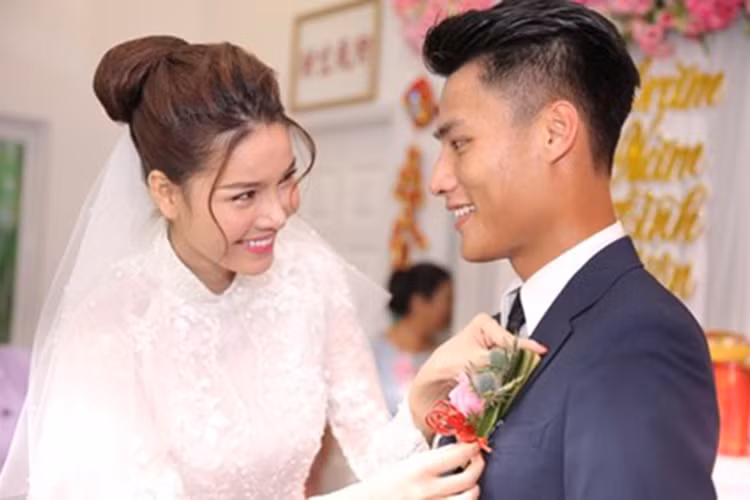 Trong ngày trọng đại của đời mình, cặp đôi Kỳ Hân - Mạc Hồng Quân luôn nở nụ cười rạng rỡ hạnh phúc. (Ảnh: Tiền phong)