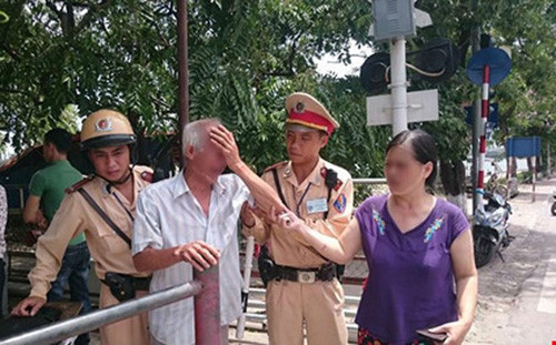 CSGT chot chan, kip thoi cuu ong cu dinh lao xe vao tau hoa