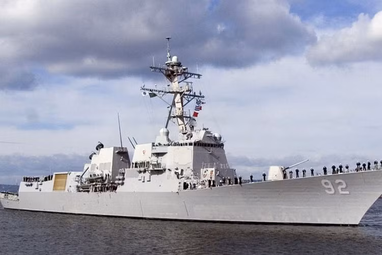 Tàu khu trục USS Momsen (DDG-92) là chiếc thứ 42 thuộc lớp Arleigh Burke. Tàu được đưa vào sử dụng từ năm 2004. 