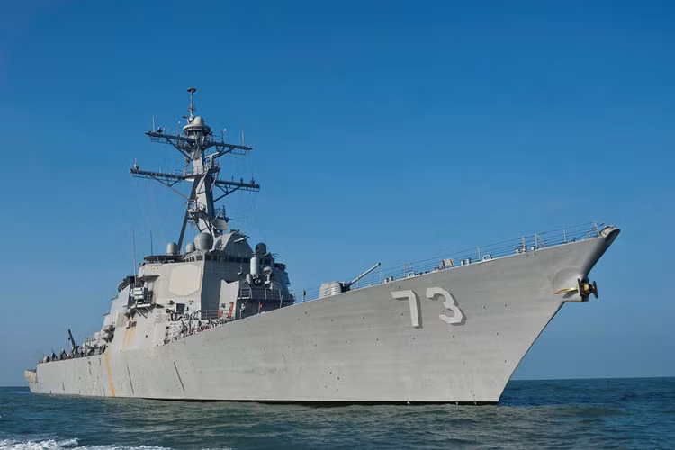 DDG-73 là chiếc thứ 23 thuộc tàu khu trục mang tên lửa điều khiển lớp Arleigh Burke. Tàu được đưa vào hoạt động từ năm 1998, hiện thuộc biên chế Hạm đội 7 đóng quân tại Nhật Bản. 