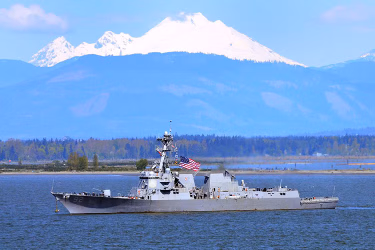 DDG-92 thuộc phiên bản cải tiến của lớp Arleigh Burke. Tàu chỉ lắp một hệ thống đánh chặn tầm cực gần Mk15 Phalanx 20 mm ở phía sau so với 2 của phiên bản cũ. Tàu được cập nhật hệ thống chiến đấu Aegis phiên bản hiện đại nhất. 