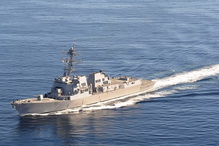 Vũ khí trên tàu cơ bản giống phiên bản cũ. Tàu được cập nhật những hệ thống điện tử hàng hải mới nhất với tính năng tự động hóa cao. Thủy thủ đoàn 260 so với 280 người trước đây. 