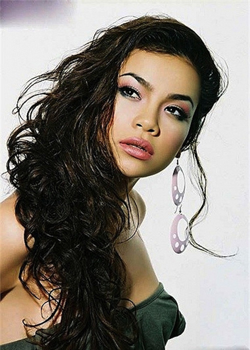 Vẻ đẹp lạ của giọng ca "Em không cần anh" khi còn làm mẫu không được khán giả mặn mà. 