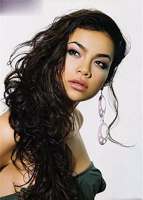 Vẻ đẹp lạ của giọng ca "Em không cần anh" khi còn làm mẫu không được khán giả mặn mà. 