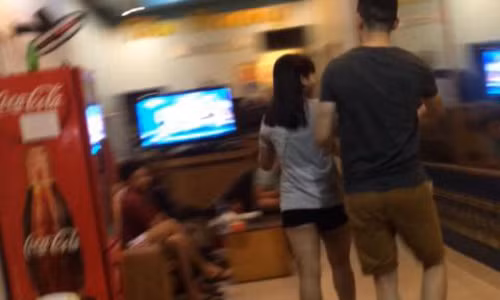 Chủ điều gái gọi để khách lựa chọn.