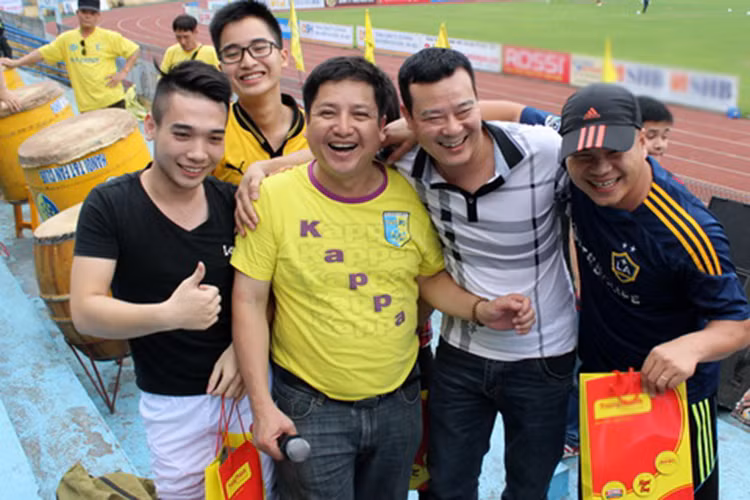 Chí Trung còn là gương mặt khá quen thuộc trong các chương trình truyền hình về bóng đá trong vai trò người bình luận. Hiện tại, nam nghệ sĩ đang là phó Chủ tịch Câu lạc bộ bóng đá Ngôi sao Việt Nam (Ngôi Sao FC) và là Chủ tịch Hội cổ động viên Câu lạc bộ Hà Nội T&amp;T. (Ảnh: Thể thao văn hóa) 