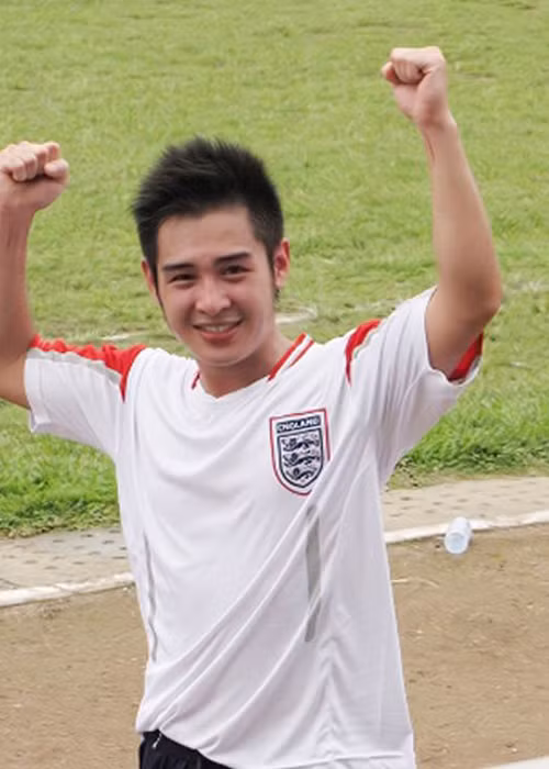 Đặc biệt, Hoàng Hải cho biết: “Bóng đá làm cho Hải khỏe mạnh hơn, thể lực tốt thì hát sẽ sung hơn. Với lại, bóng đá là môn thể thao rất nhiều “chất” ngẫu hứng, điều đó ảnh hưởng tốt cho nghề hát của Hải”. Hiện tại, anh đang tham gia câu lạc bộ bóng đá Nghệ sĩ trẻ Hà Nội. (Ảnh: Phununews)