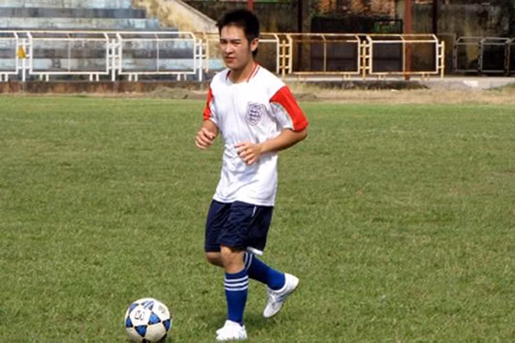 Vì yêu thích trái bóng tròn, hồi còn nhỏ, ca sĩ Hoàng Hải từng trốn ngủ trưa để đi đá bóng. Hiện tại, anh vẫn thường xuyên ra sân. Theo chia sẻ của Hoàng Hải với trang Bóng đá plus, chơi bóng đá giúp anh thỏa mãn niềm đam mê, xả stress. (Ảnh: Phununews) 