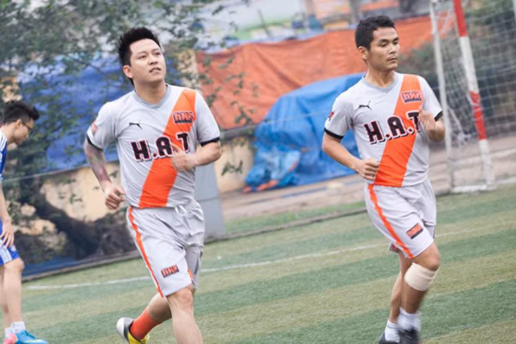 Ca sĩ Tuấn Hưng thuộc top sao Việt là tín đồ của bóng đá. Anh từng tham gia tập luyện ở đội trẻ của Thể Công. Hiện tại, bóng đá vẫn là niềm đam mê của Tuấn Hưng. Ngoài việc thường xuyên ra sân, tham gia bình luận bóng đá trên truyền hình, Tuấn Hưng còn thành lập đội bóng HAT. (Ảnh: Tiền phong) 