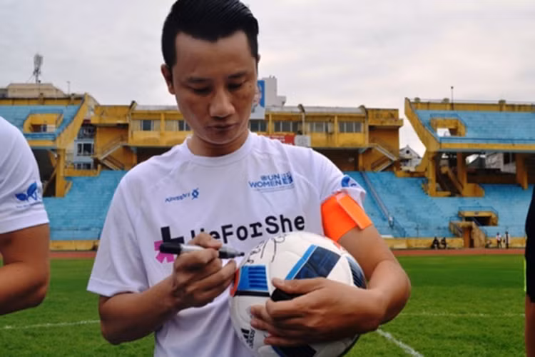 Ngoài đá bóng, Hoàng Bách đang giữ vai trò chủ tịch kiêm huấn luyện viên đội trưởng đội bóng đá nghệ sĩ Sài Gòn Artist United. Anh cũng chính là một trong những thành viên sáng lập ra đội bóng này. (Ảnh: Người lao động)