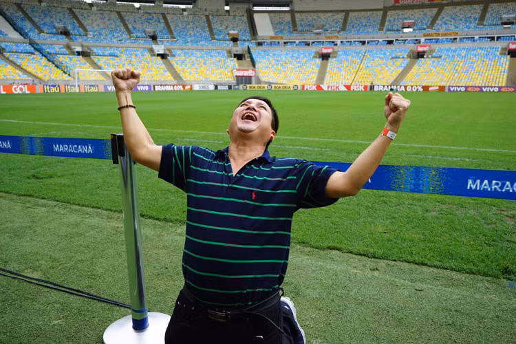 Những người yêu trái bóng tròn có lẽ đều biết rằng Chí Trung cũng là một trong những nghệ sĩ hâm mộ bóng đá. Được biết, nam MC của chương trình “Lục lạc vàng” vốn là fan ruột của CLB Man United. (Ảnh: Facebook Chí Trung) 