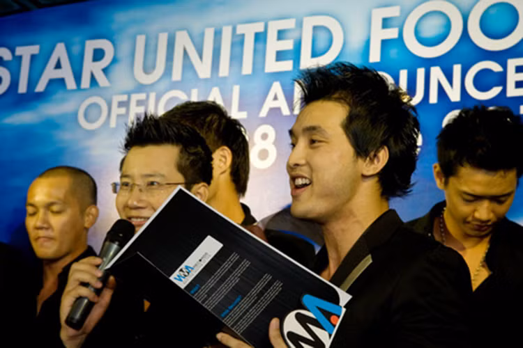 Nhắc đến top sao Việt ăn ngủ cùng bóng đá, nhiều khán giả sẽ không thể bỏ qua ca sĩ Ưng Hoàng Phúc. Nam nghệ sĩ từng chia sẻ rằng anh chơi bóng đá từ năm 4 tuổi. Cũng vì tình yêu với môn thể thao vua, năm 2010, Ưng Hoàng Phúc cùng bạn bè thành lập đội bóng Stars United. (Ảnh: Zing) 