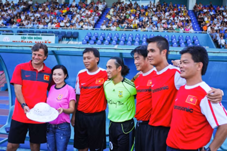 Không chỉ là cổ động viên trung thành của đội tuyển bóng đá Việt Nam, Phương Thanh còn là người quản lý của đội bóng đá nghệ sĩ Sài Gòn Artist United (AUFC) . Năm 2011, trong trận đấu giao hữu giữa AUFC và đội tuyển U23 Việt Nam, “chị Chanh” thậm chí đã ra sân vài phút. (Ảnh: Thế giới văn hóa) 