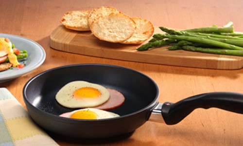 Có rất nhiều loại chống dính khác nhau tùy thuộc vào giá tiền mà nó có tốt hay không tốt (xét về mặt tác dụng lẫn ảnh hưởng đến sức khỏe).