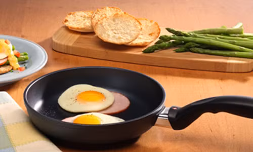 Có rất nhiều loại chống dính khác nhau tùy thuộc vào giá tiền mà nó có tốt hay không tốt (xét về mặt tác dụng lẫn ảnh hưởng đến sức khỏe).