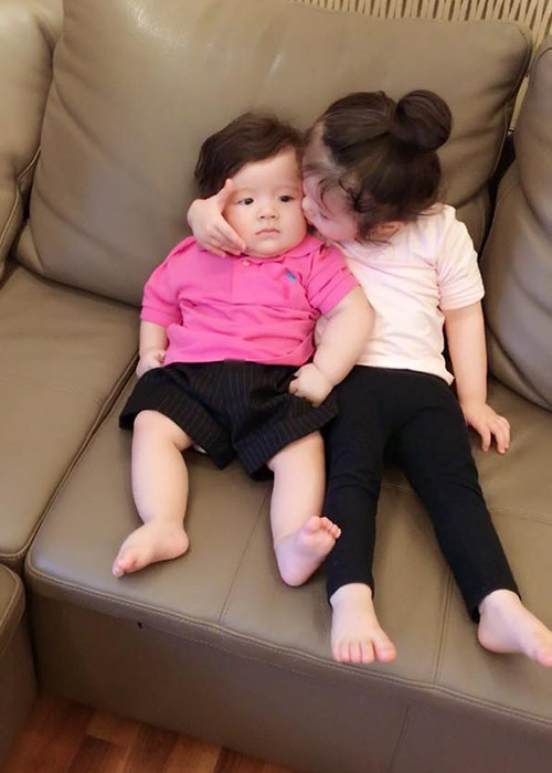 Khoảnh khắc bé Mộc Trà ôm hôn em trai "đốn tim" người hâm mộ bởi vẻ dễ thương.