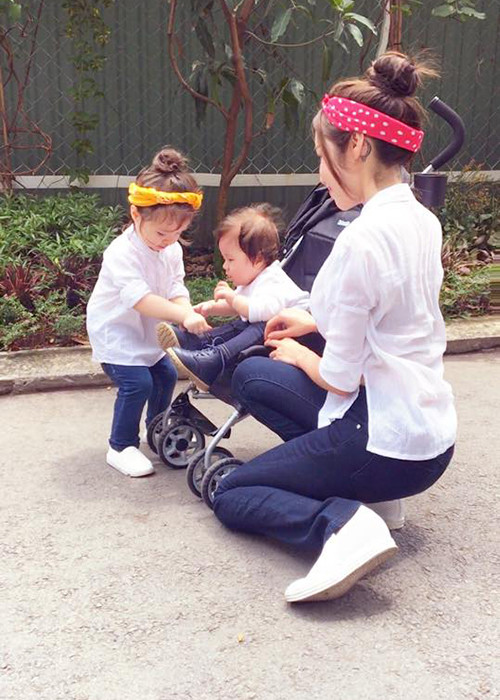 Khoảnh khắc bé Mộc Trà ân cần buộc dây giày hộ bé Túc Mạch nhận được sự khen ngợi của nhiều cư dân mạng.