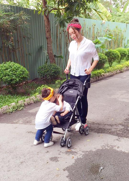 Bé Mộc Trà - con gái Elly Trần luôn tỏ ra là người chị hết mực yêu thương cậu em trai dù chỉ mới gần 2 tuổi.