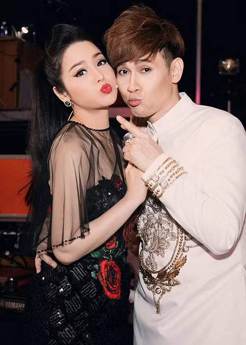 Trong chương trình Sao nối ngôi, Nhật Kim Anh hội ngộ Nguyên Vũ. Ở hậu trường, hai nghệ sĩ nhí nhảnh chụp ảnh cùng nhau.