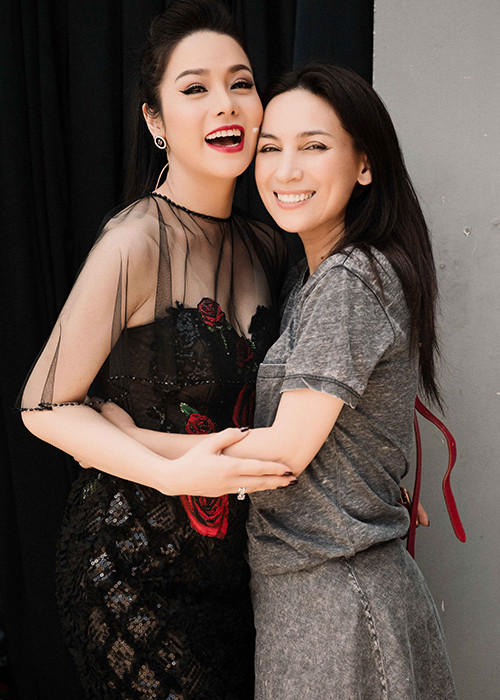 Nhật Kim Anh cũng vui vẻ trò chuyện và chụp hình cùng ca sĩ Phi Nhung.