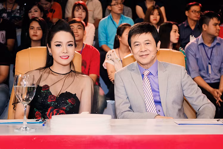 Nữ diễn viên phim "Long thành cầm giả ca" khoe nhan sắc ngày càng đằm thắm trên "ghế nóng" chương trình Sao nối ngôi.