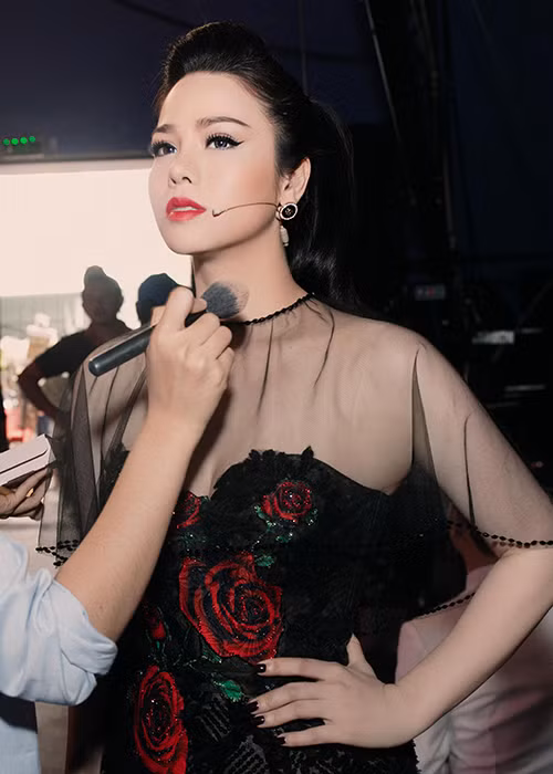 Khi có mặt ở trường quay, nữ diễn viên phim "Long thành cầm giả ca" thay trang phục và trang điểm để làm giám khảo.