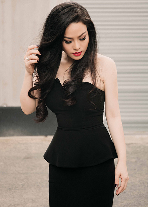 Ngay khi bước ra khỏi xe, Nhật Kim Anh đã thu hút sự chú ý bởi vẻ quyến rũ, mặn mà.