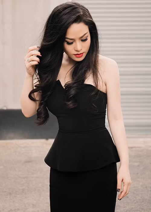 Ngay khi bước ra khỏi xe, Nhật Kim Anh đã thu hút sự chú ý bởi vẻ quyến rũ, mặn mà.