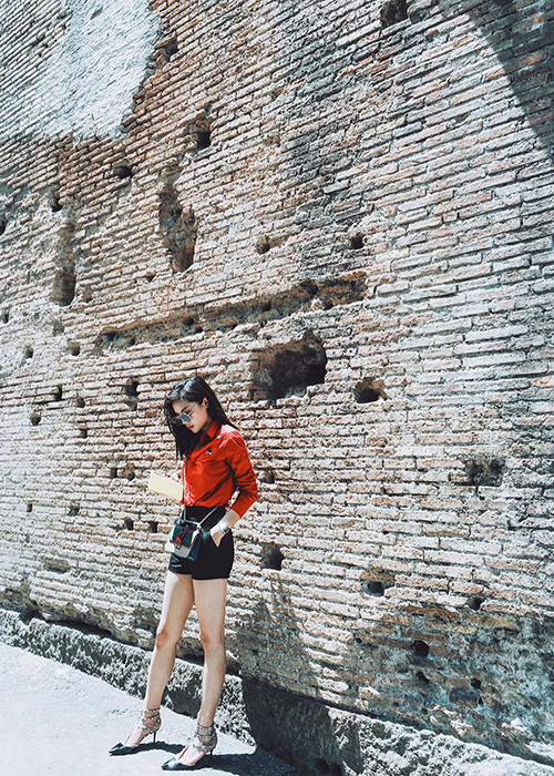 Trong chuyến du lịch, Hoa hậu Việt Nam 2014 được khen ngợi khéo léo lựa chọn trang phục mỗi khi ra ngoài dạo chơi.