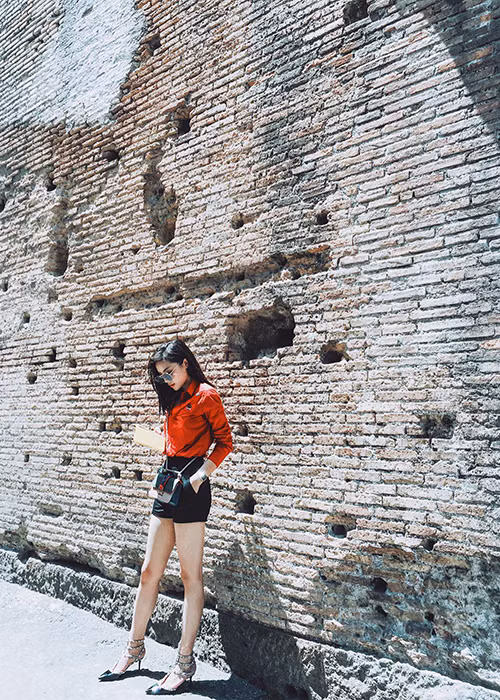 Trong chuyến du lịch, Hoa hậu Việt Nam 2014 được khen ngợi khéo léo lựa chọn trang phục mỗi khi ra ngoài dạo chơi.