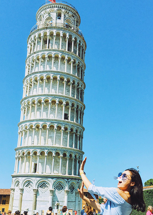 Người đẹp sinh năm 1996 tạo dáng chụp hình với tháp nghiêng Pisa nổi tiếng.