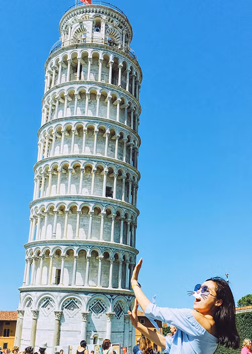 Người đẹp sinh năm 1996 tạo dáng chụp hình với tháp nghiêng Pisa nổi tiếng.
