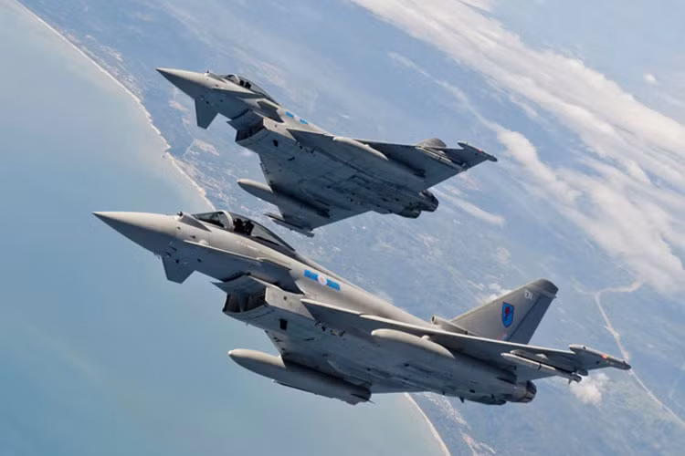 Eurofighter Typhoon là mẫu chiến đấu cơ do các tập đoàn BAE, Airbus và Alenia Aermacchi của châu Âu hợp tác chế tạo. Với sự linh hoạt và khả năng né tránh cao, Eurofighter Typhoon dễ dàng giành ưu thế trong các cuộc chiến tay đôi. Giá của một chiếc Eurofighter Typhoon là 98 triệu USD. Ảnh: Không quân Anh.