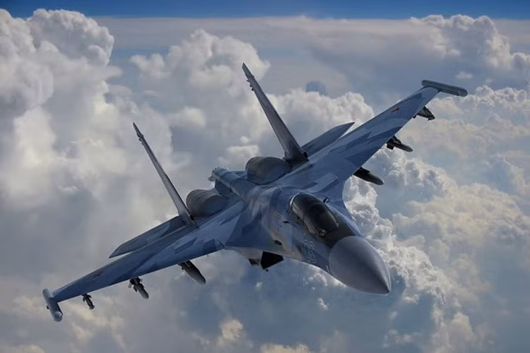 Tiếp theo là chiếc Su-35 của Nga. Siêu chiến đấu cơ hạng nặng này có thể dễ dàng đạt tốc độ Match 2,25 và được trang bị hệ thống radar Doppler cho phép cùng lúc theo dõi nhiều mục tiêu và đánh chặn cùng lúc 6 mục tiêu. Mỗi chiếc Su-35 có giá 65 triệu USD. Ảnh Không quân Nga