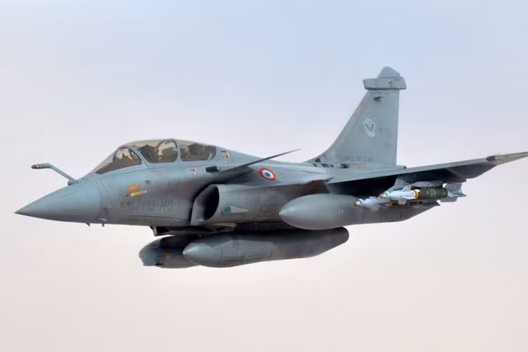 Tiếp theo là chiến đấu cơ Rafale do Pháp chế tạo sử dụng những vật liệu đặt biệt như titan và sợi Kevlar để giảm khả năng bị radar của địch phát hiện. Mẫu chiến đấu cơ này có giá 94 triệu USD. Ảnh Không quân Pháp