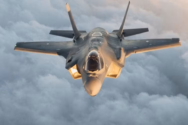 Đứng thứ 2 trong danh sách là chiến đấu cơ tàng hình thế hệ thứ 5 F-35 của Mỹ. Giá của chiếc chiến đấu cơ này lên đến 116 triệu USD. Vũ khí trên chiếc F-35 đều được "giấu kín" bên trong máy bay để giảm khả năng bị máy bay địch phát hiện. Ảnh Không quân Mỹ