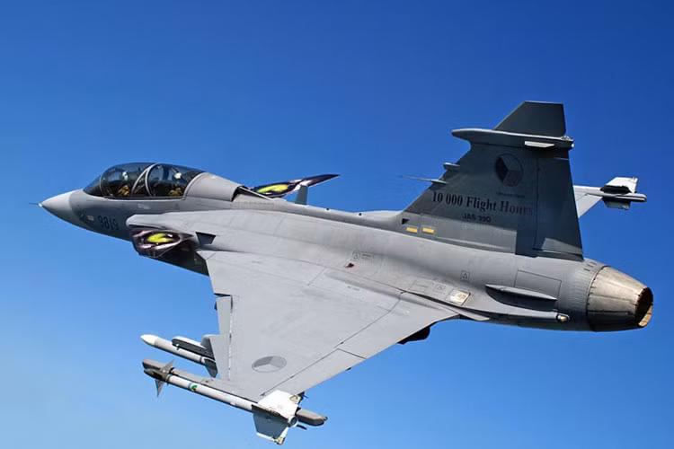 Gripen là chiến đấu cơ đa nhiệm do hãng Saab của Thụy Điển chế tạo. Được trang bị hệ thống radar Doppler, Gripen có thể phát hiện và xác định máy bay địch ở cự ly tối đa 120km. Chiến đấu cơ này có giá 69 triệu USD. Ảnh Không quân Thụy Điển