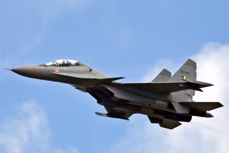 Tiếp theo là chiếc Su-30 MKI- mẫu máy bay chiến đấu hạng nặng tầm xa có giá 56 triệu USD. Ảnh Không quân Nga