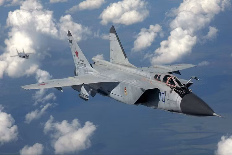 Ở vị trí thứ 8 là chiếc Mig-31- một trong những chiến đấu cơ có tốc độ nhanh nhất thế giới được sản xuất để đánh chặn các máy bay ném bom siêu thanh và máy bay trinh sát của Mỹ. Mỗi chiếc Mig-31 có giá 60 triệu USD.