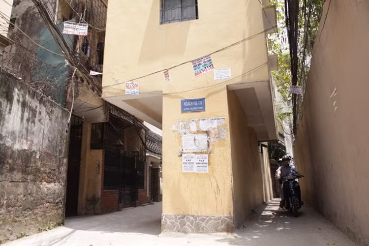 Những người dân sinh sống ở đây cho biết, ngôi nhà siêu mỏng này được xây dựng gần 10 năm nay. Tầng 1 của ngôi nhà chỉ đủ một lối cầu thang lên tầng trên, phía sau là bếp. Ngôi nhà nằm giữa ngõ lại có diện tích bé nên chủ ngôi nhà đã xây rộng ra hai bên để ở.