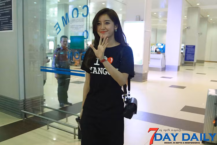 Trong lần thứ 2 sang Myanmar, Huyền My diện set đồ tông đen giản dị với chiếc áo in hình dòng chữ “I love Yangon”. (Ảnh: 7day Daily) 