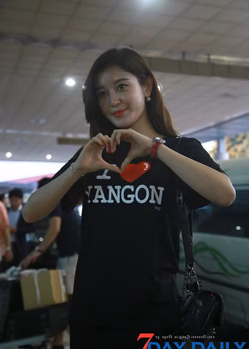 Huyền My làm biểu tượng trái tim bằng tay gửi đến người hâm mộ Myanmar khi cô sang đây đóng phim. (Ảnh: 7day Daily) 